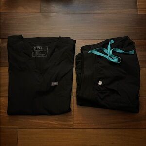 Figs Black Scrub Set